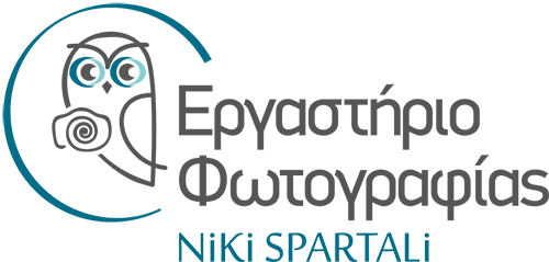 Σήμα του εργαστηρίου φωτογραφίας της Νίκη Σπάρταλη στη Ρόδο.